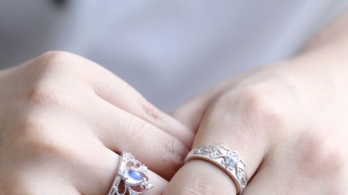 求婚送戒指的图片大全(求婚送的戒指戴右手还是左手)