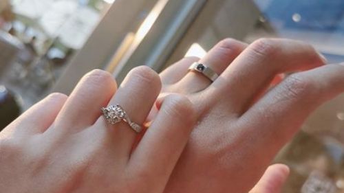 结婚后带戒指戴那个手指头(结婚了戴戒指戴哪一只手指上)