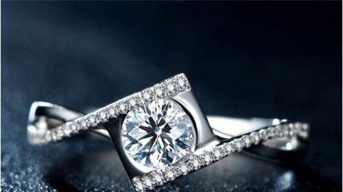 梦到买了个钻石戒指是什么意思(梦到买了个钻石戒指是什么意思啊)