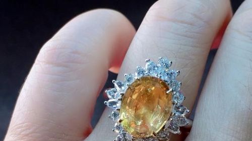 伊朗黄色的宝石戒指是什么(伊朗黄色的宝石戒指是什么品牌)